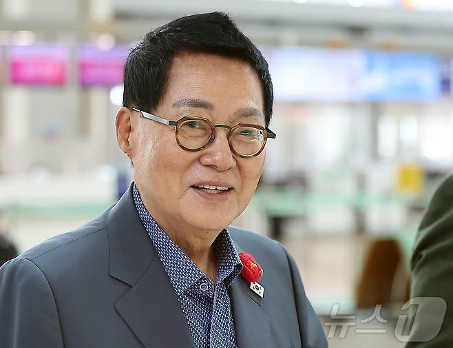 박지원 폴란드 특사단장이 지난 7월 27일 오전 인천국제공항 제1터미널을 통해 폴란드로 출국하고 있다. 폴란드 특사단은 폴란드 정부와 의회 인사들을 만나, 양국 간 호혜적 방산 협력을 평가하고, 전략적 동반자 관계 발전 방안을 협의할 예정이다. 2025.7.27/뉴스1 ⓒ News1 김진환 기자