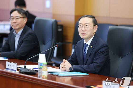 이명구 관세청장이 전자상거래 수출업체와의 간담회에서 업체 의견을 청취하는 모습. 자료사진 (관세청 제공.재판매 및 DB금지)/뉴스1