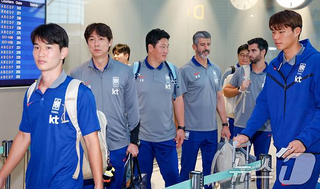 홍명보 감독을 비롯해 대한민국 축구대표팀 선수들이 1일 오전 인천국제공항 2터미널에서 A매치 2연전을 펼칠 미국으로 출국하고 있다. 2025.9.1/뉴스1 ⓒ News1 안은나 기자