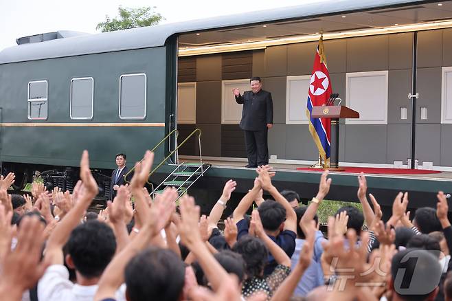 (평양 노동신문-뉴스1) =북한 노동당 기관지 노동신문은 2024년 10일 김정은 당 총비서가 전용열차를 타고 평안북도 의주군 큰물(홍수)피해지역을 또다시 찾아 재해복구를 위한 중대조치들을 취했다고 보도했다.  [국내에서만 사용가능. 재배포 금지. DB 금지. For Use Only in the Republic of Korea. Redistribution Prohibited] rodongphoto@news1.kr