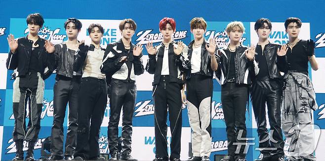 제로베이스원(ZEROBASEONE) 김규빈(왼쪽부터)과 김지웅, 석매튜, 한유진, 장하오, 성한빈, 김태래, 리키, 박건욱이 1일 오후 서울 용산구 블루스퀘어 SOL트래블홀에서 가진 정규 1집 ‘NEVER SAY NEVER(네버 세이 네버)’ 발매 기념 쇼케이스에 참석해 포즈를 취하고 있다. ⓒ News1 권현진 기자