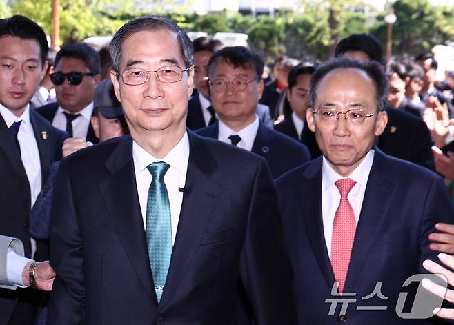 한덕수 전 국무총리(왼쪽)와 추경호 전 국민의힘 원내대표. 2025.5.2/뉴스1 ⓒ News1 김민지 기자
