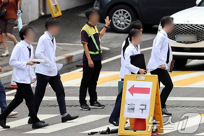 지난해 2월 의대 증원에 반발해 병원을 이탈한 전공의들이 병원에 돌아온 1일 서울 시내 한 대학병원에서 의료진이 이동하고 있다. 이날 의료계에 따르면 하반기 전공의 모집이 지난달 29일까지 마무리돼 선발된 인턴·레지던트들은 이날부터 수련을 시작한다고 밝혔다. 2025.9.1/뉴스1 ⓒ News1 황기선 기자