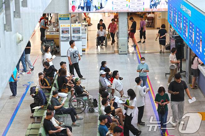 상당수 전공의가 복귀한 1일 광주 동구 조선대학교 병원 1층 로비에 환자들이 진료 후 대기하고 있다. 2025.9.1/뉴스1 ⓒ News1 박지현 기자