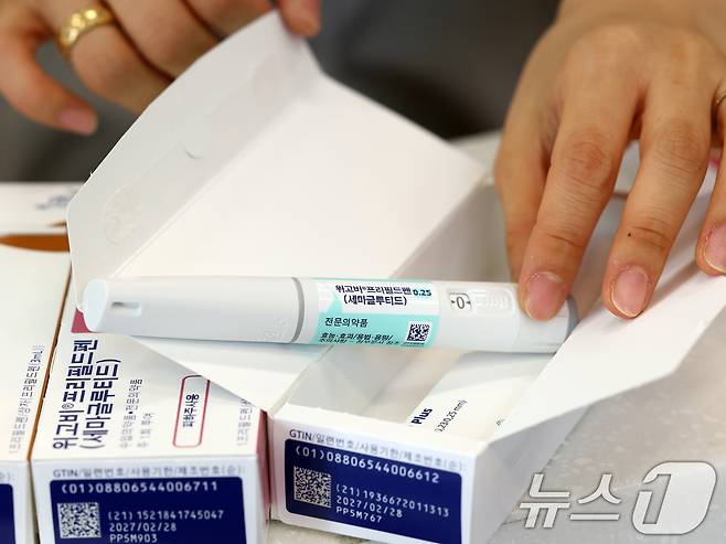16일 서울 강남구 파크약국에서 약사가 입고된 비만치료제 '위고비'를 정리하고 있다. 2024.10.16/뉴스1 ⓒ News1 황기선 기자