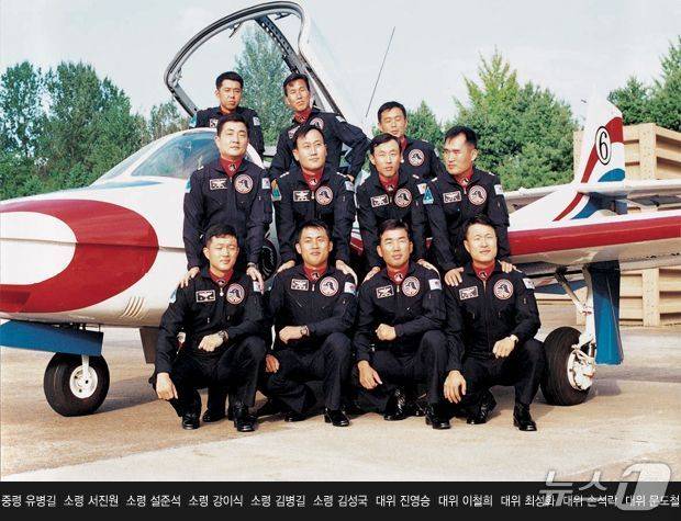 진영승 신임 합동참모의장(맨 앞줄 왼쪽에서 세 번째),  손석락 공군참모총장(맨 뒷줄 오른쪽)  내정자.(블랙이글스 홈페이지 갈무리)