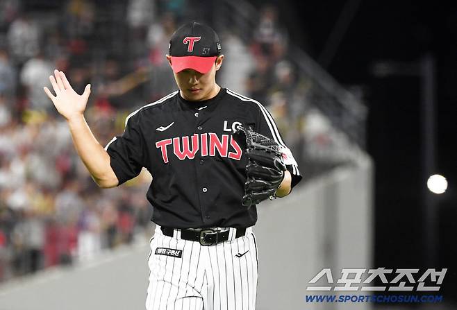 24일 광주 기아챔피언스필드에서 열린 KIA 타이거즈와 LG 트윈스의 경기. LG 김영우가 실점 위기를 막은 뒤 환호하고 있다. 광주=박재만 기자 pjm@sportschosun.com/2025.08.24/