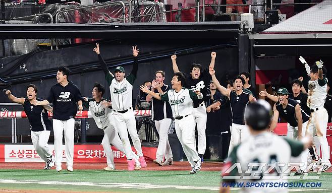 31일 수원 케이티위즈파크에서 열린 KT와 KIA의 경기. 9회말 KT 김상수가 역전 끝내기안타를 날렸다. 환호하는 KT 선수들. 수원=송정헌 기자songs@sportschosun.com/2025.08.31/