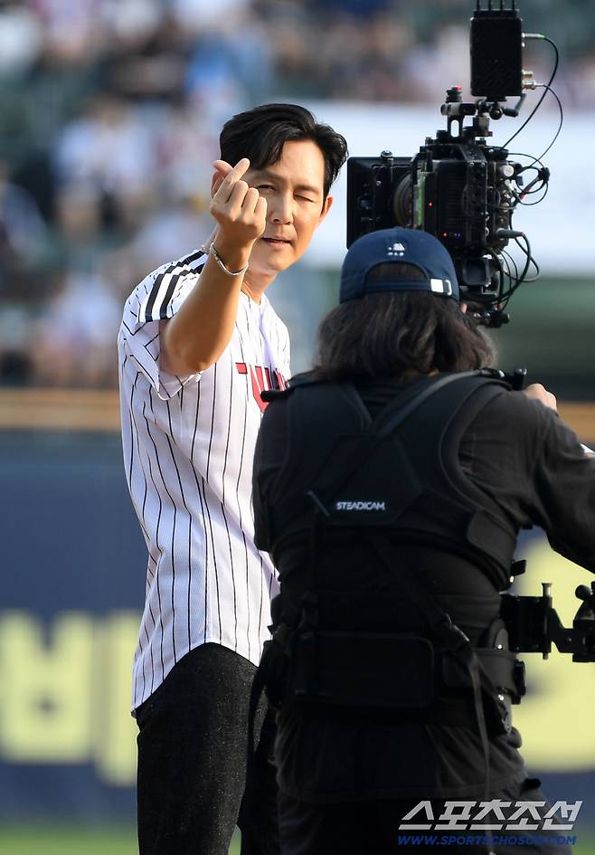 31일 잠실구장에서 열린 LG 트윈스와 키움 히어로즈 경기. 드라마 촬영차 배우 이정재가 마운드에 올라 시구하는 장면을 촬영하고 있다. 잠실=박재만 기자 pjm@sportschosun.com/2025.08.31/