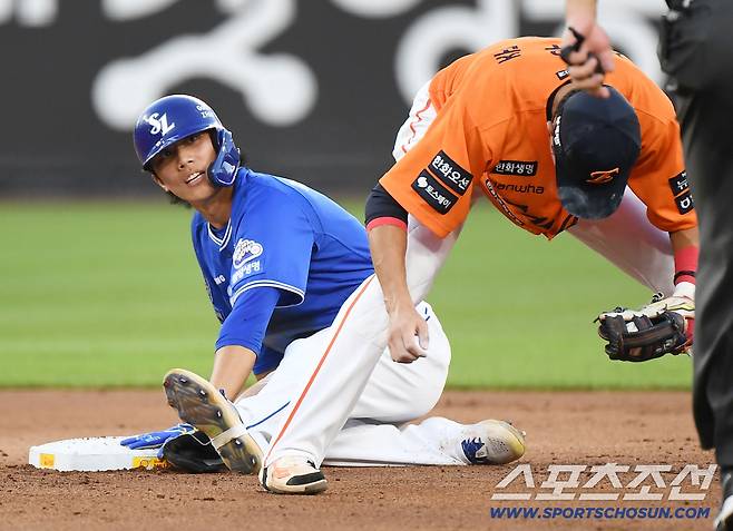 30일 대전 한화생명볼파크에서 열린 삼성-한화전. 3회초 2사 1루 김성윤 타석. 이재현이 2루 도루를 성공시키고 있다. 대전=정재근 기자 cjg@sportschosun.com/2025.8.30/