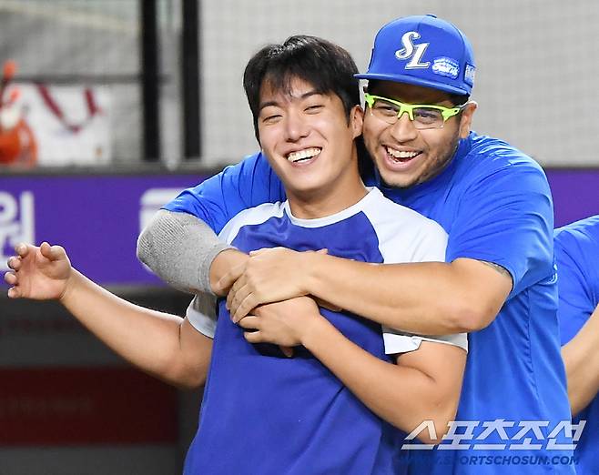 31일 대전 한화생명볼파크에서 열린 삼성-한화전. 삼성이 5대3으로 승리하며 3연전을 싹쓸이 했다. 후라도가 원태인의 10승을 축하하고 있다. 대전=정재근 기자 cjg@sportschosun.com/2025.8.31/