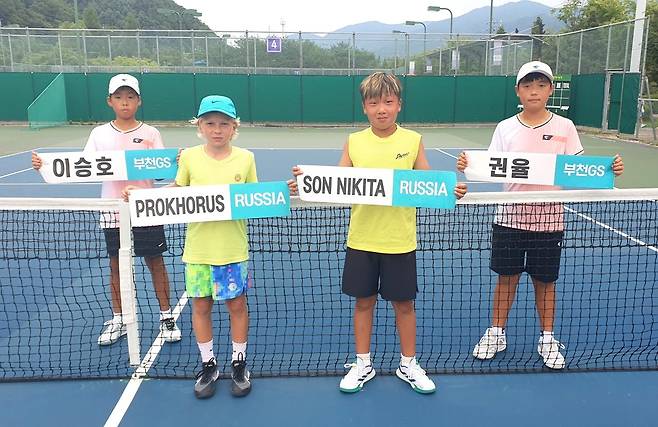 러시아 선수들과 복식 경기를 가진 이승호와 권율. 두 선수는 2차 대회 12세부 복식에서 우승을 차지했다.