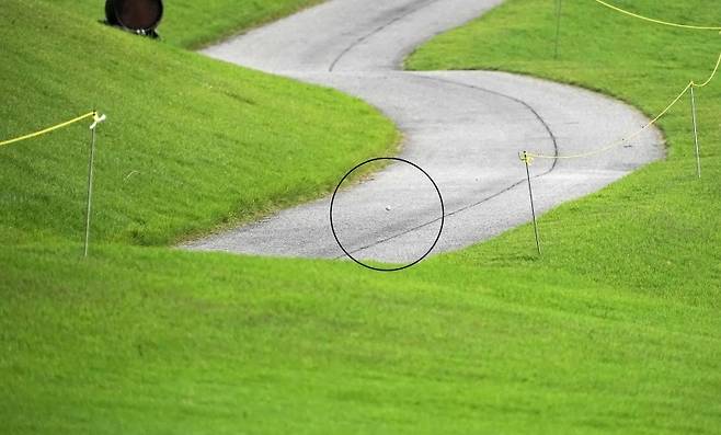 신다인이 1차 연장전에서 티샷한 공이 카트 도로를 타고 굴러내려 가고 있다. MHN스포츠 제공