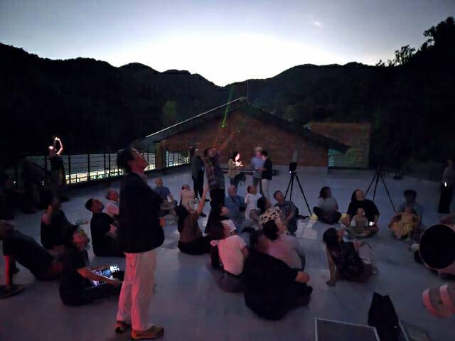 칠월칠석, 은하수를 마주 보는 견우성(알타이르)과 직녀성(베가)과 독수리자리에서 원철성을 관찰하는 모습.(사진 제공=한국과학언론인회)