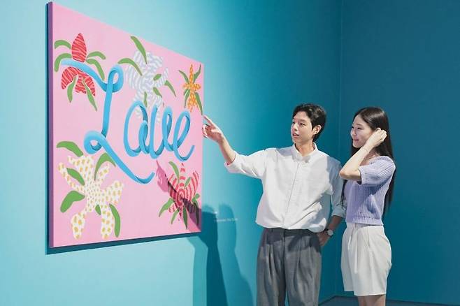 1일 오전 인천 영종도 파라다이스시티 ‘파라다이스 아트 스페이스’에서 열린 ‘파라다이스 파운드(Paradise Found)’ 전시 프리 오픈 행사에서 관람객이 미국 뉴욕 팝아트 작가 조엘 메슬러의 작품을 감상하고 있다. 파라다이스 제공