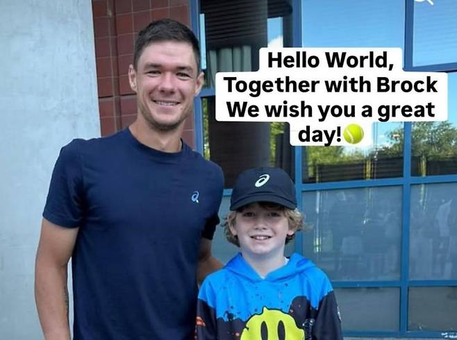 폴란드 테니스 스타 카밀 마이흐르작(왼쪽)이 모자를 빼앗긴 소년 브록과 다시 만나 기념사진을 찍고 있다. 카밀 마이흐르작 인스타그램 캡처