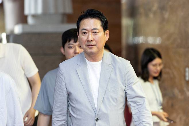장동혁 국민의힘 대표가 31일 오후 국회에 있는 국민의힘 당대표실로 이동하고 있다. /뉴스1