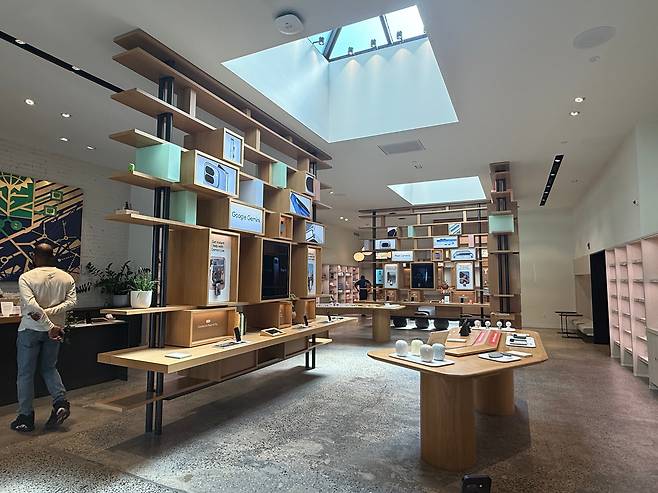 지난 22일(현지 시각) 미국 뉴욕시 윌리엄스버그에 위치한 구글 스토어 매장의 모습./강다은 기자