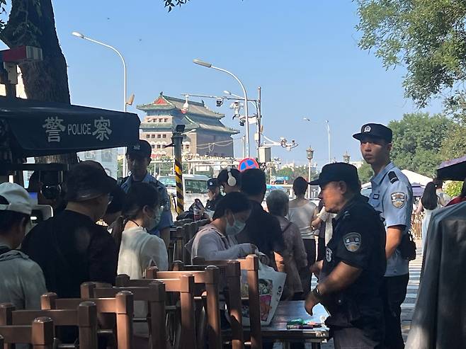 열병식을 사흘 앞둔 31일 아침, 베이징 천안문 앞 창안제(長安街) 도로변에는 50걸음마다 군인·경찰이 배치됐다. 사진은 천안문 진입을 위한 마지막 검문소에서 사람들이 줄을 선 모습./베이징=이벌찬 특파원