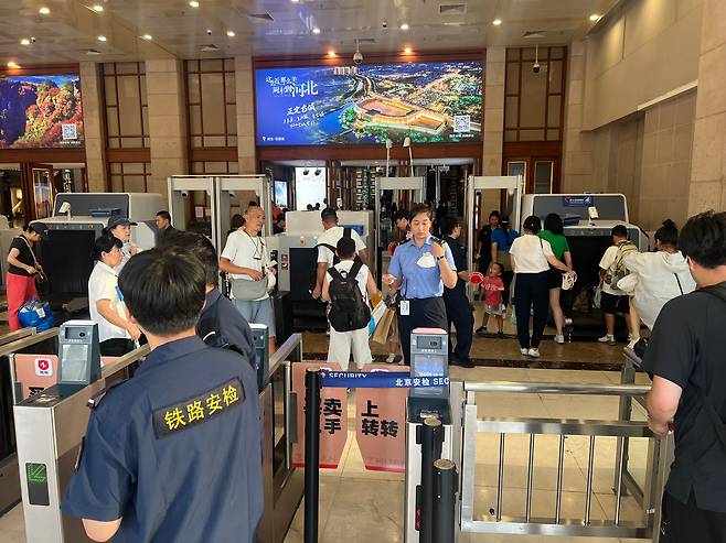 지난 31일 베이징역의 경계는 그 어느 때보다 삼엄했다. 역 내부에선 무장경찰들이 무리를 지어 경호 작전 예행연습을 하는 듯한 모습도 포착됐다./베이징=이벌찬 특파원