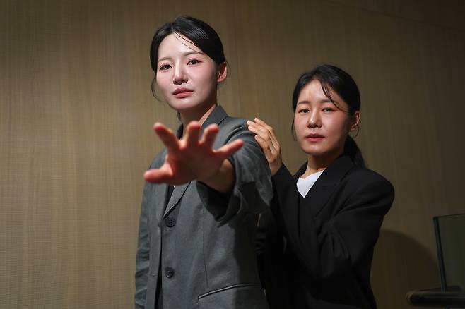 국립창극단 '심청'에서 주역 '심청'을 맡은 김율희(오른쪽)와 김우정. /장련성 기자