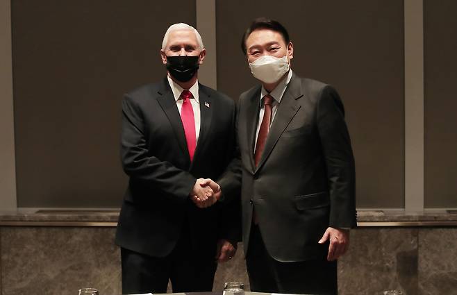 윤석열 국민의힘 대선 후보가 13일 오후 서울 송파구 롯데호텔에서 마이크 펜스 전 미국 부통령을 면담, 기념사진을 찍고 있다./뉴스1