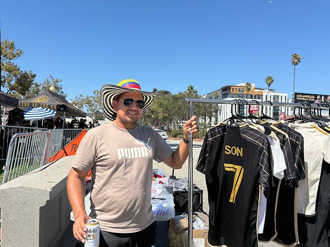 31일(현지 시각) 미 로스앤젤레스 BMO스타디움 인근에서 한 상인이 손흥민 유니폼을 판매하고 있는 모습/강다은 기자