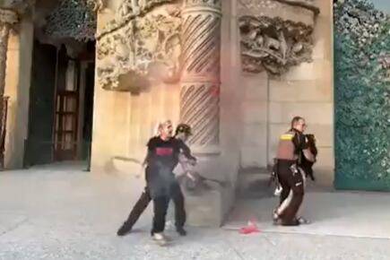 파밀리아 성당 외부 기둥 하단이 붉은색으로 물들어 있다. 페인트를 뿌린 활동가 2명은 연행되는 와중 거세게 저항하고 있다. /X