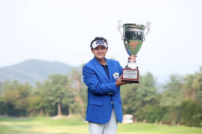 31일 동아회원권그룹 오픈 최종 라운드에서 최종 합계 21언더파 259타로 우승을 차지한 박상현이 트로피를 들고 기념 촬영을 하고 있다. /KPGA