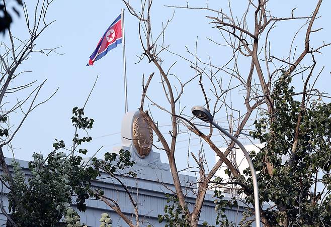 김정은 북한 국무위원장의 6년 8개월 만의 방중을 앞둔 지난 31일, 베이징의 주중 북한대사관 본관에 새로 설치된 구조물 위로 인공기가 펄럭이고 있다.뉴스1