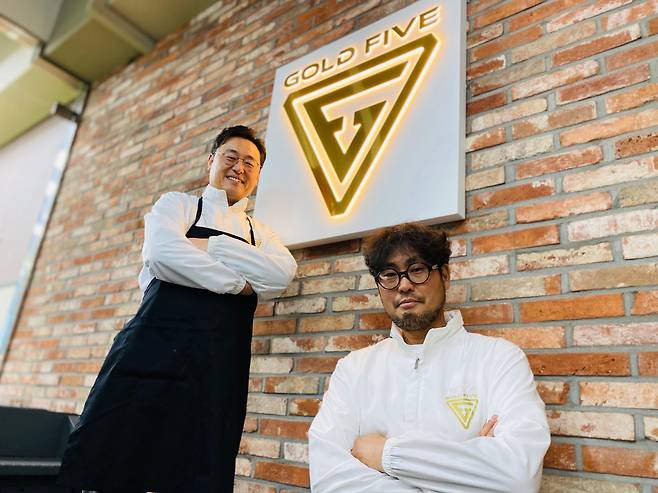 골드파이브 퍼터를 세계적인 브랜드로 키우겠다는 꿈을 지닌 이종성 ㈜퍼터갤러리 대표(왼쪽)와 백영길 ㈜티피밀스코리아 대표. /올댓골프
