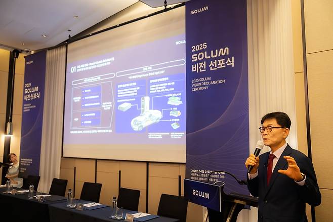 전성호 솔루엠 대표가 지난 4월 열린 비전선포식에서 회사의 사업 전환에 대해 설명하고 있다./솔루엠 제공