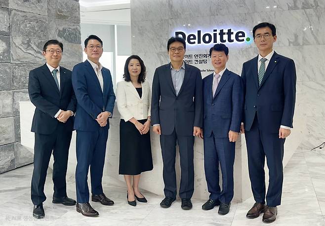 왼쪽부터 김한석 한국 딜로이트 그룹 기업지배기구발전센터 센터장, 홍종성 한국 딜로이트 그룹 총괄대표, 임정하 서울시립대 법학전문대학원 교수, 노준화 충남대 경영학부 교수, 박종성 숙명여대 경영학부 교수, 장수재 한국 딜로이트 그룹 회계감사부문 대표. /한국 딜로이트 그룹 제공