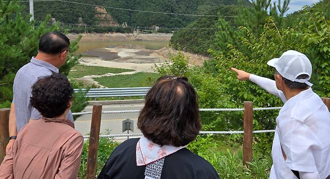 1일 오후 강릉시민들이 맨바닥을 드러낸 오봉저수지를 근심스럽게 바라보고 있다. /연합뉴스