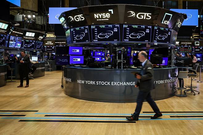 8월 26일(현지시각) 미국 뉴욕증권거래소(NYSE)에서 트레이더들이 거래를 진행하고 있다. /로이터=연합뉴스