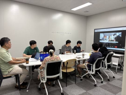 1일 대전 유성구 궁동 스타트업 파크 본부에서 한 입주 기업 직원들이 회의 준비를 하고 있다. 최다인 기자