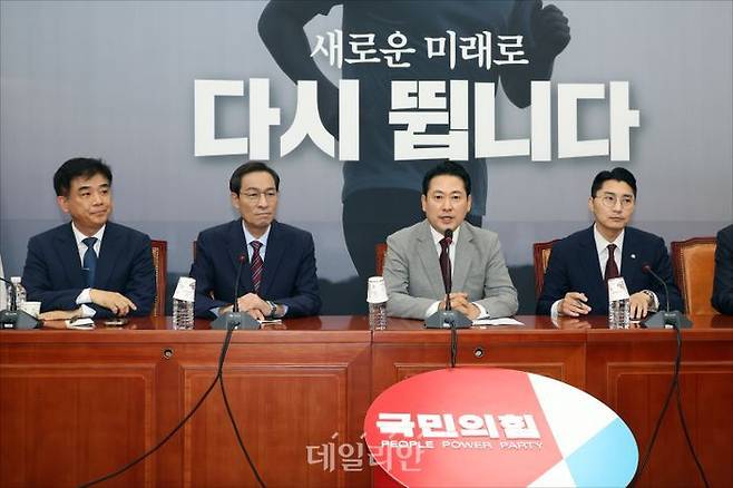 장동혁 국민의힘 신임 대표가 27일 오후 국회에서 장 신임 대표를 예방한 우상호 대통령실 정무수석으로부터 이재명 대통령이 보낸 취임 축하 난을 전달 받고 있다. ⓒ데일리안 홍금표 기자