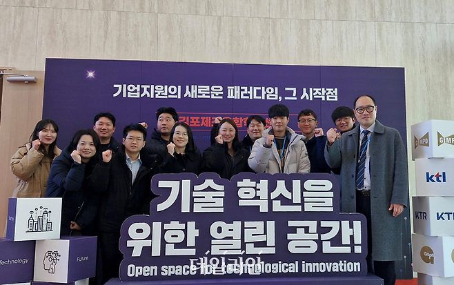 KTL 산업인공지능혁신센터 단체사진. 오른쪽 첫 번째가 권종원 산업인공지능혁신센터장이다. ⓒ한국산업기술시험원