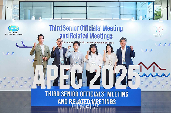 KTL 직원들이 APEC AI Standards Conference에서 기념사진을 촬영하고 있다. (왼쪽부터) KTL 안선호 팀장, 권종원 산업인공지능혁신센터장, (가장 오른쪽) 송태승 디지털산업본부장. ⓒ한국산업기술시험원