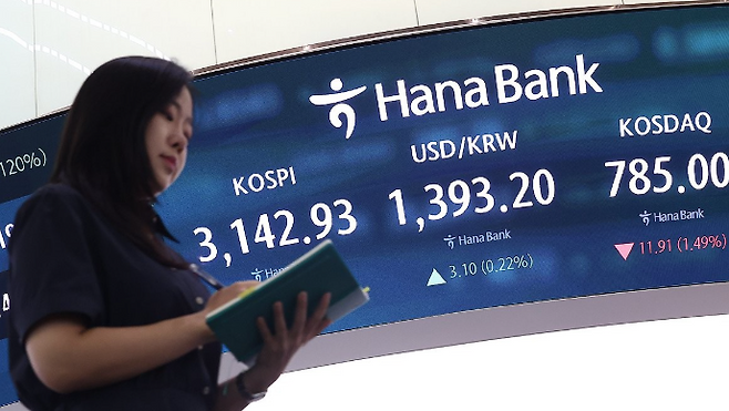 1일 서울 중구 하나은행 딜링룸 현황판에 코스피·코스닥 지수 등이 표시돼 있다. ⓒ연합뉴스