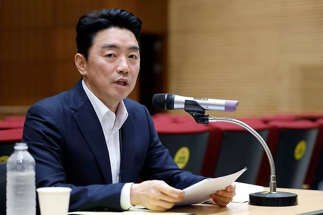 강훈식 비서실장이 8월 19일 서울 용산 대통령실 청사에서 국정 비전과 주요 현안 관련 기자간담회 발언을 하고 있다. ⓒ뉴시스