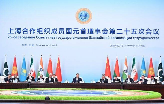 1일 중국 톈진에서 열린 상하이협력기구(SCO) 정상회의에서 시진핑(가운데) 중국 국가주석이 회의를 주재하고 있다. ⓒ AFP/연합뉴스
