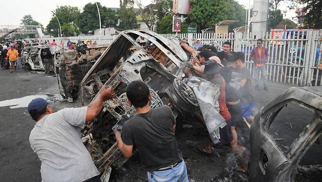 지난달 30일 인도네시아 수도 자카르타에서 국회의원의 고임금 등에 항의하는 반정부 시위대가 불에 탄 차량을 뒤집으며 정부에 대한 분노를 표하고 있다. 이틀 전 시위 현장을 지나던 오토바이 배달 기사 아판 쿠르니아완이 진압에 나선 경찰 장갑차에 깔려 숨지자 시위가 전국적으로 격화되고 있다. 프라보워 수비안토 대통령은 당초 3일 중국 베이징에서 열리는 열병식에 참석할 계획이었지만 취소했다. 자카르타=AP 뉴시스