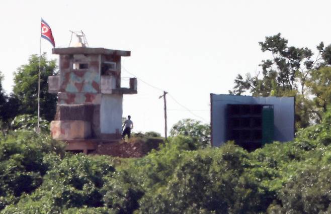 북한이 대남 확성기 철거를 시작한 것으로 확인된 10일 경기도 파주시 접경지역에서 바라본 북한 군 초소에 대남 확성기가 설치돼 있다. 2025.08.10. [파주=뉴시스]