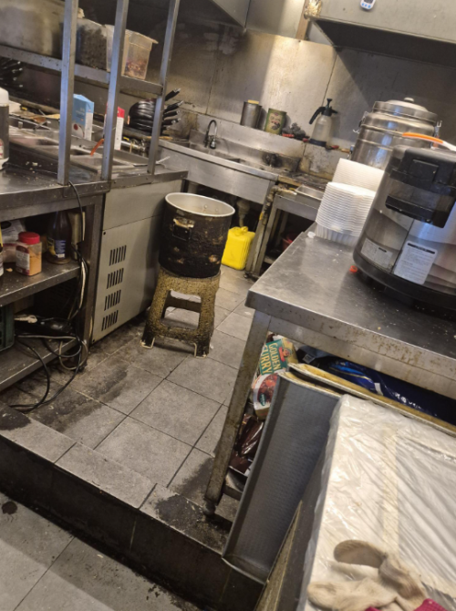 기름때와 찌든 때로 얼룩진 배달 전문점 주방 내부 모습. 장비와 조리도구가 어지럽게 방치돼 있다. 온라인커뮤니티 캡처