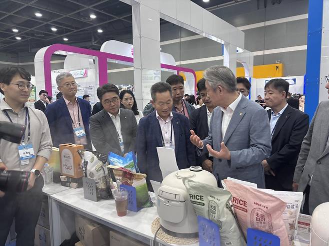 지난달 29일 서울 양재동 aT센터에서 열린 에이팜쇼 농협 홍보관을 강호동 회장이 방문했다. 황소영 기자 fangso@donga.com