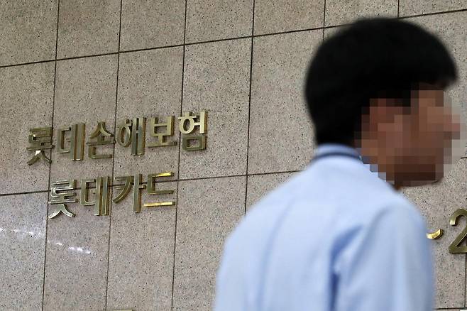 27일 오전 서울 중구 롯데카드 본사에서 직원들이 분주하게 움직이고 있다.  2018.8.27 뉴스1