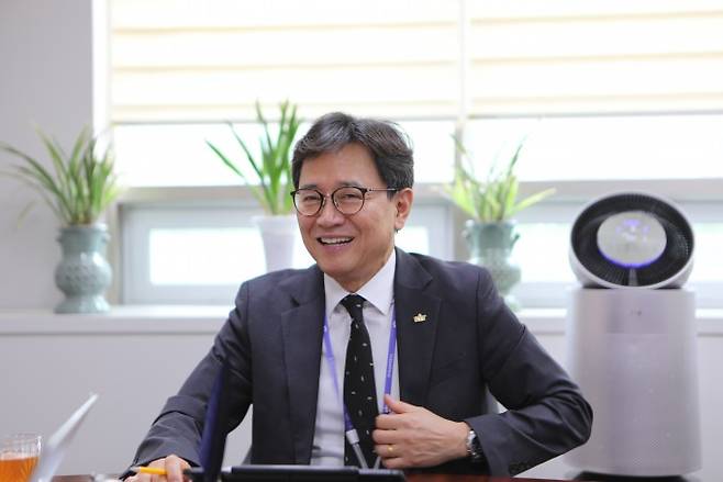 최근 대전 유성구 국가독성과학연구소에서 만난 허정두 독성연 소장이 인터뷰를 진행하고 있다. 허 소장은 취임 이후 기관의 이름을 기존 ‘안전성평가연구소’에서 독성연으로 변경했다. 국가독성과학연구소 제공