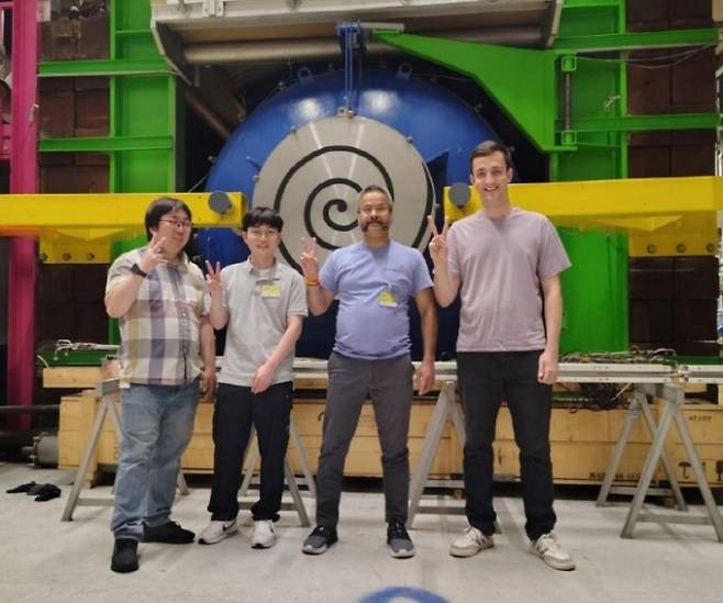 서울대 초전도응용연구센터 연구자(왼쪽 2명)와 영국 원자력청 산하 기관인 UKIFS 연구원, 스위스 로잔연방공대 SULTAN 시험센터 연구원. 서울대 제공