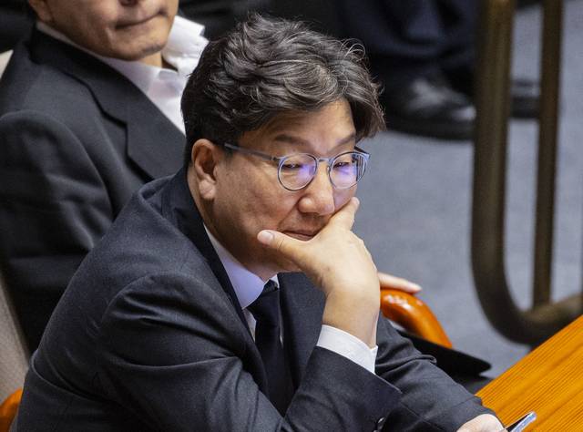 권성동 국민의힘 의원이 1일 국회에서 열린 제429회 국회 정기회 개회식에 참석해 굳은 표정으로 국회의장의 개회사를 듣고 있다. [연합뉴스]